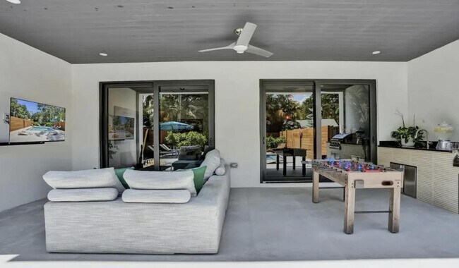 Foto del edificio - 828 SW 16th St