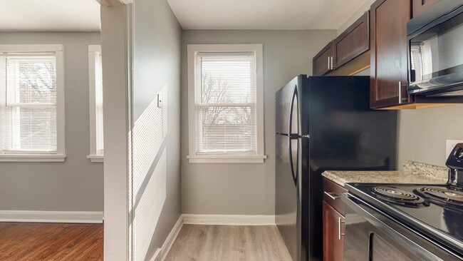 Kitchen - 1102 Gleneagle Rd