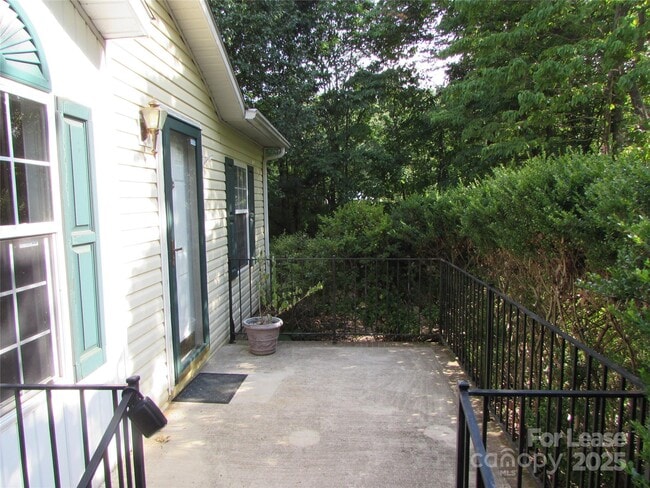 Building Photo - 293 Sailwinds Rd