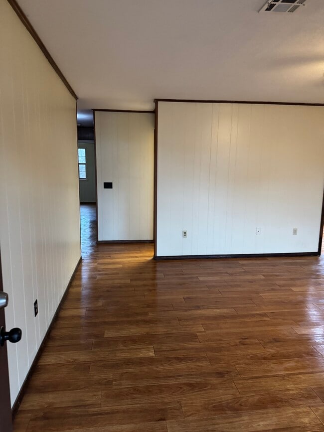 Building Photo - 323 S Shurley St