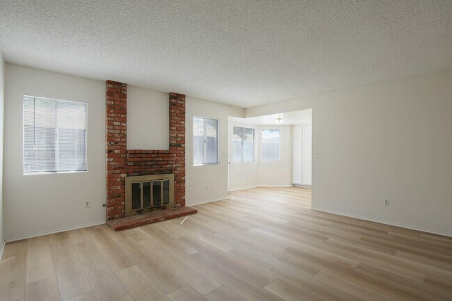 Foto del edificio - 3539 Cherry Blossom Lane