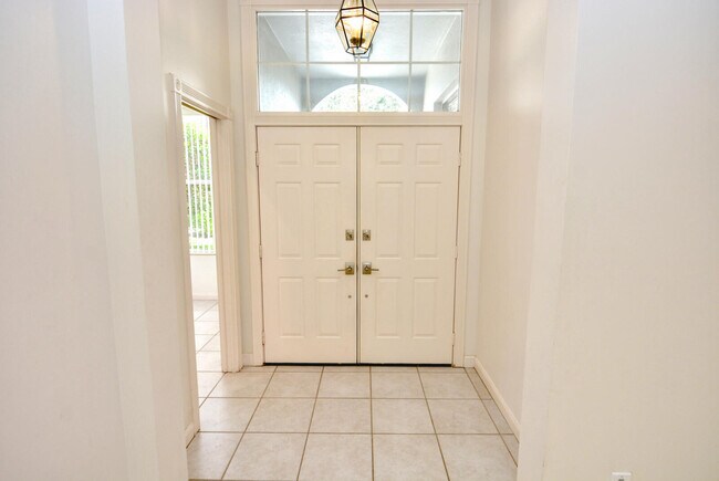 Building Photo - 204 S Hampton Dr