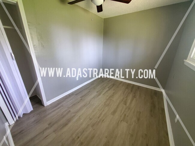 Building Photo - 4 Bedroom Ranch Home in Grandview-Coming S...