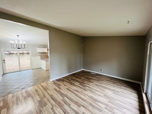 Foto del edificio - 3-Bed with Bonus Room, Washer/Dryer, and b...