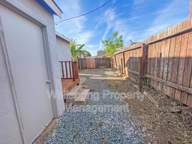 Building Photo - 117 S Fresno Ave