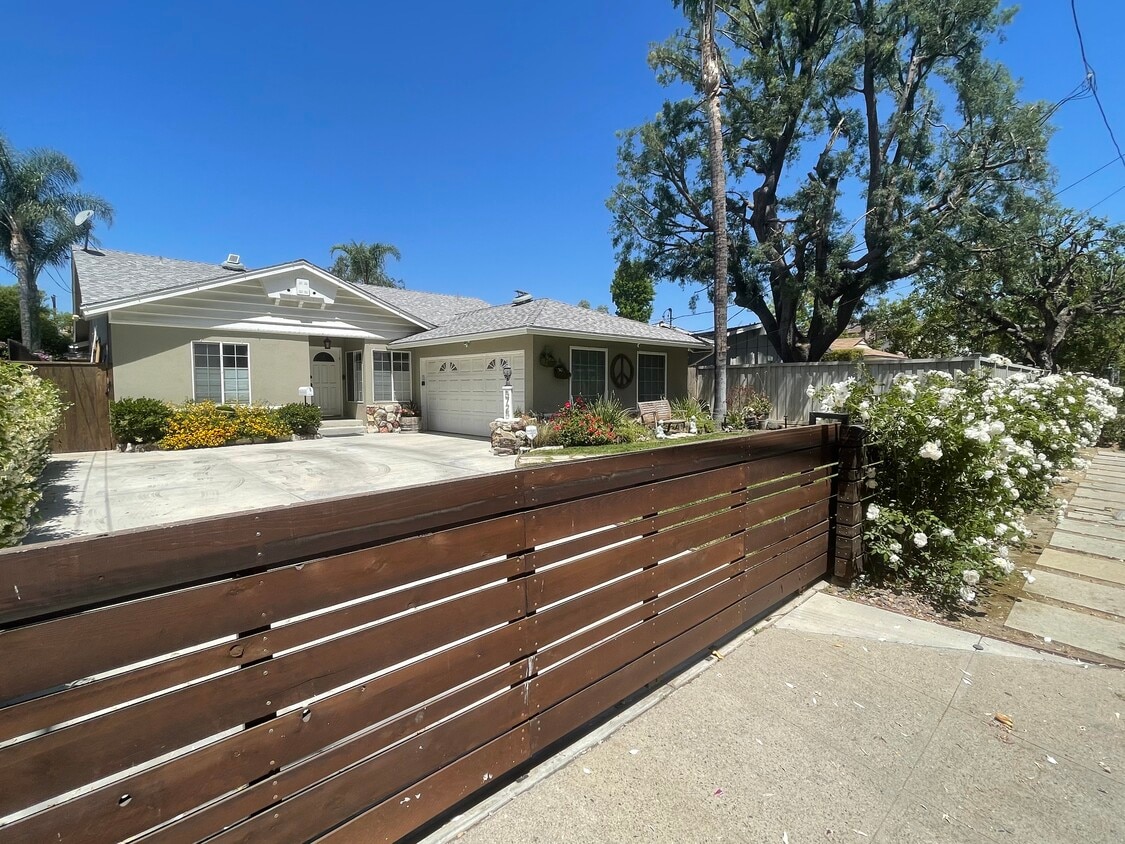 5725 Rhodes Ave, Valley Village, CA 91607 House Rental in Valley
