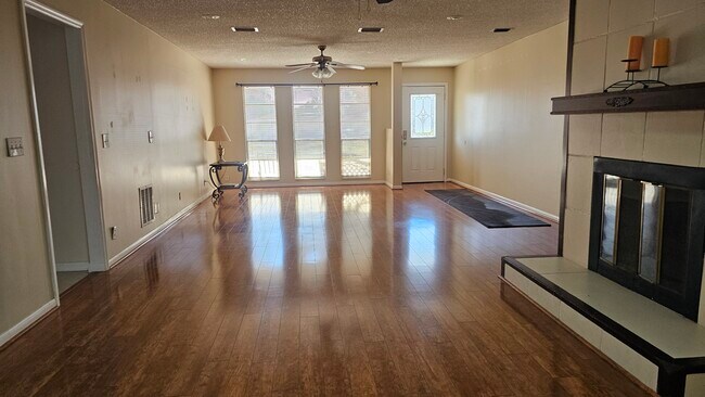 Combinación de sala de estar y comedor - 2620 Moody Ave