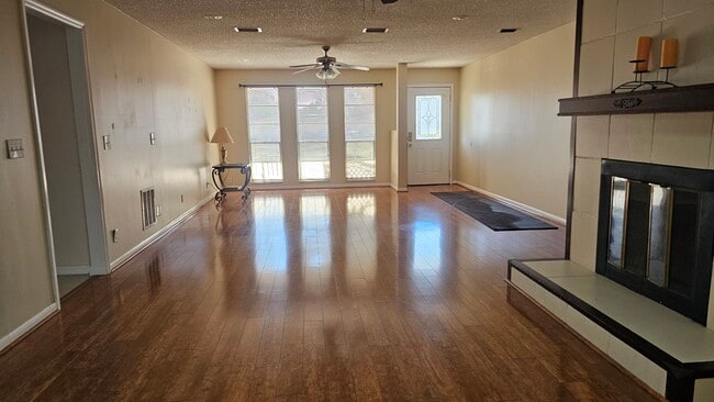Living room/dining room combo - 2620 Moody Ave