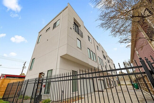 Foto del edificio - 645 W 16th St