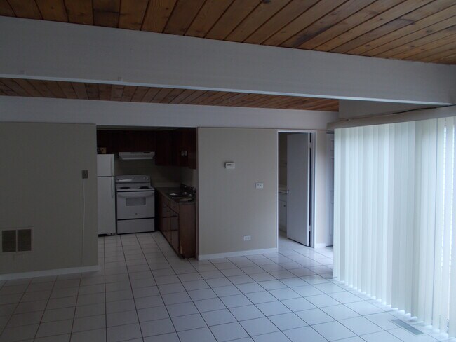 Living room - 920 E Shady Way Apartments