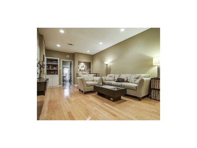 Foto del edificio - Updated Townhome in the Heart of Lakewood