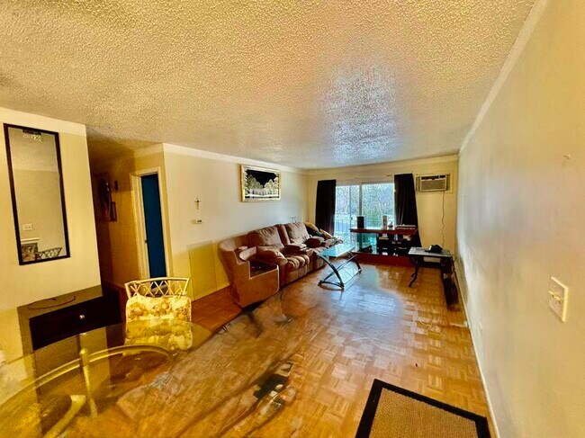 Foto del edificio - 247 N Neltnor Blvd