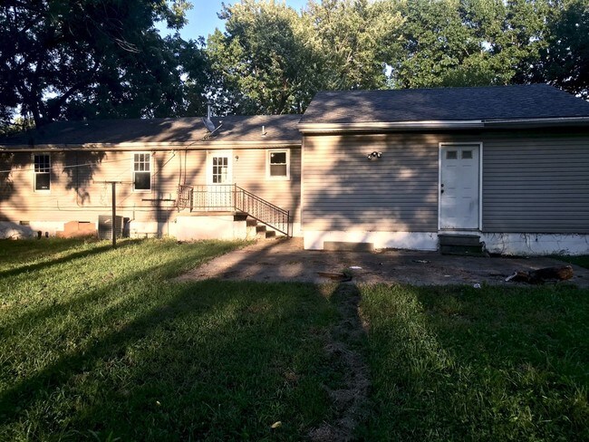 Foto del edificio - 9126 Corrington Ave