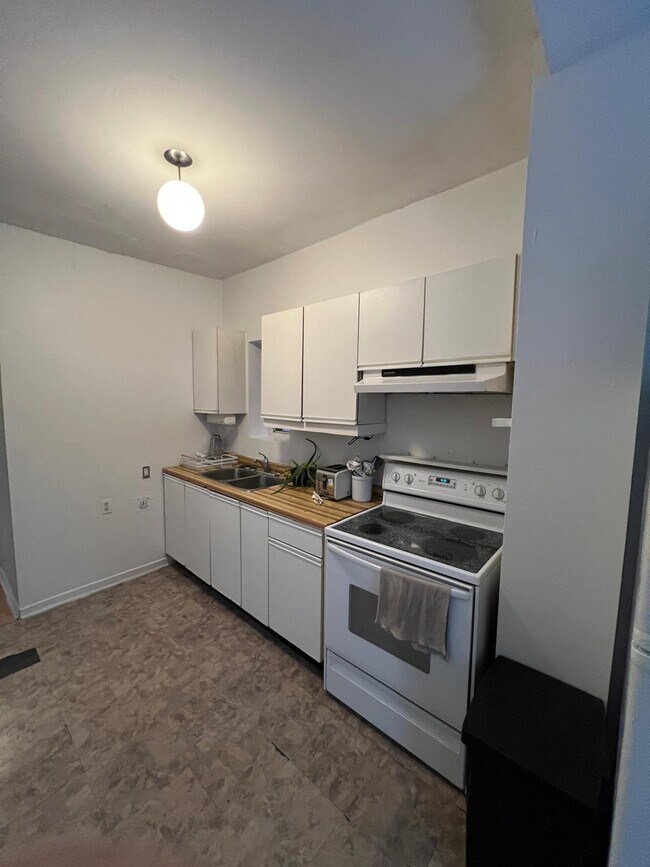 Photo du bâtiment - 2-Bedroom Main Floor Apartment in House – Steps from Donlands Subway