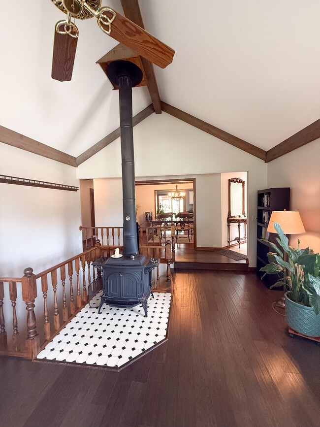 Building Photo - 557 Hardin Ave