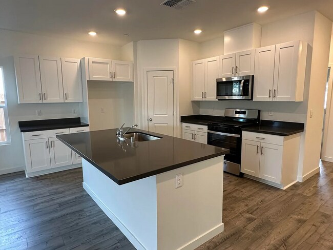 Building Photo - 3 BED 2 BATH NEWER BUILT HOUSE IN THE LILA...