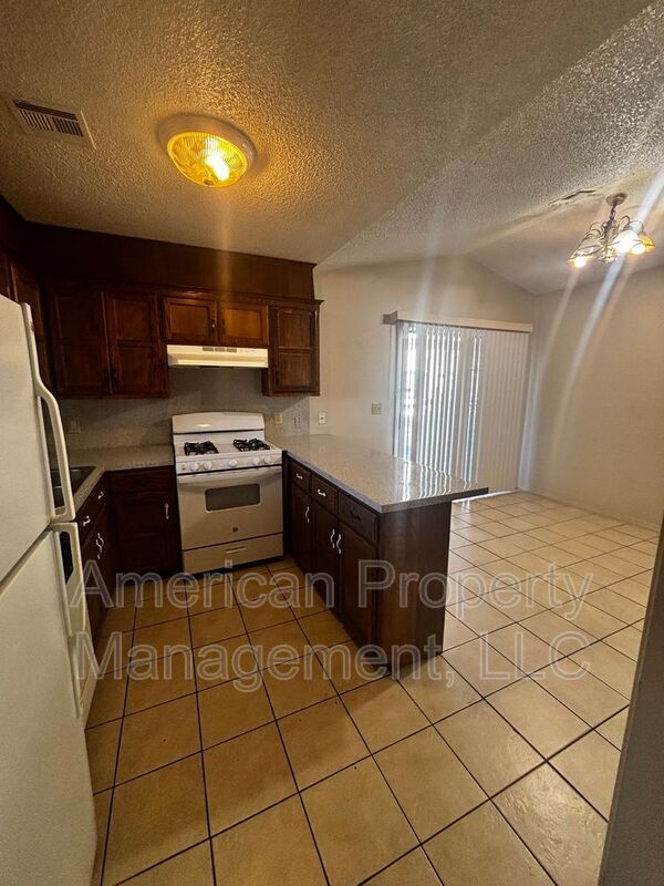 Foto del edificio - 1808 W 58th St