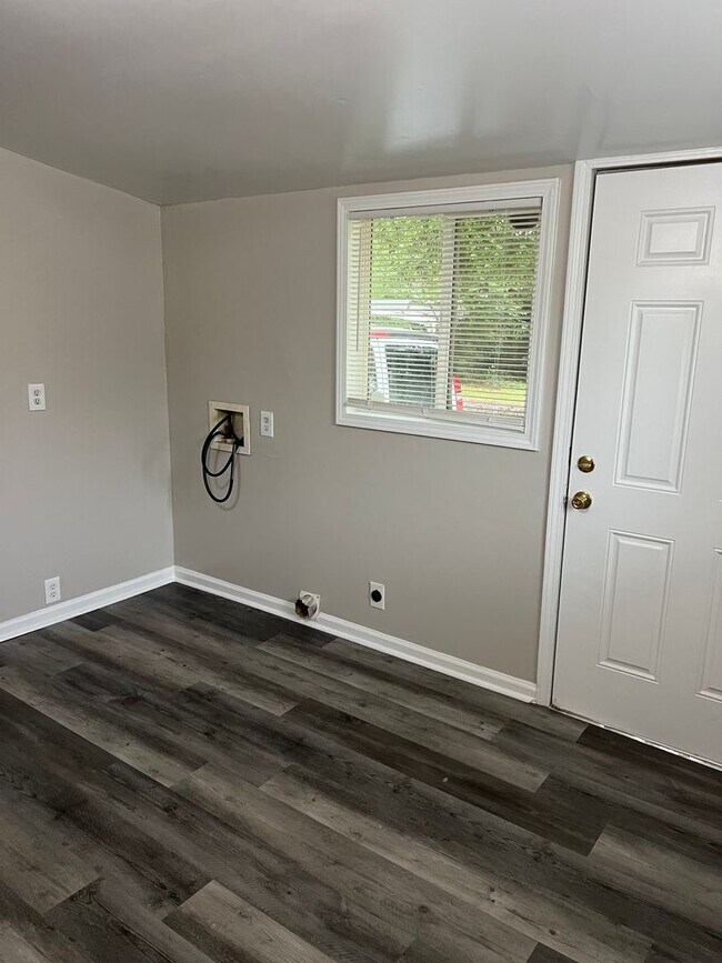 Building Photo - Nice single family two bedroom house with ...
