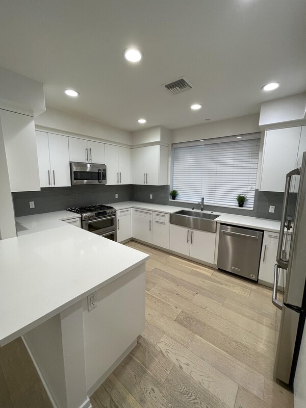 Foto del edificio - 4240 Laurel Canyon Blvd