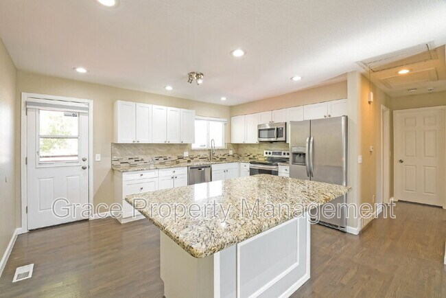 Building Photo - 1557 S Salida Way