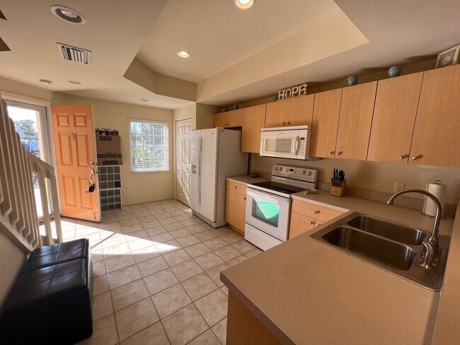 Building Photo - 2 br, 2.5 bath House - 1246 Rio de Janeiro...