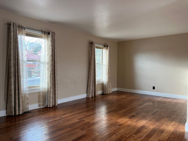 Foto del edificio - Fabulous Home on Corner Lot with Additiona...