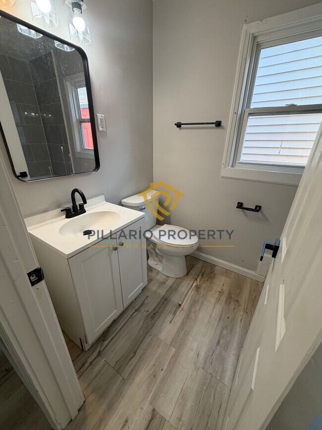 Building Photo - Freshly Renovated Home Minutes from the Airport Available NOW!