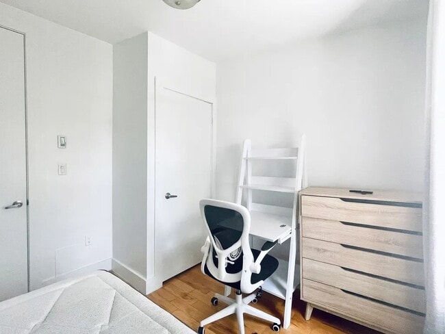 Building Photo - Furnished room/NOT APARTMENT