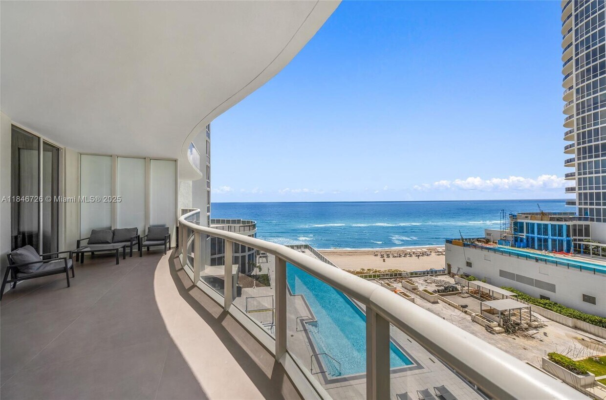 Foto principal - 16001 Collins Ave