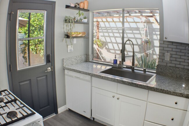 Building Photo - 14141 Paddock St