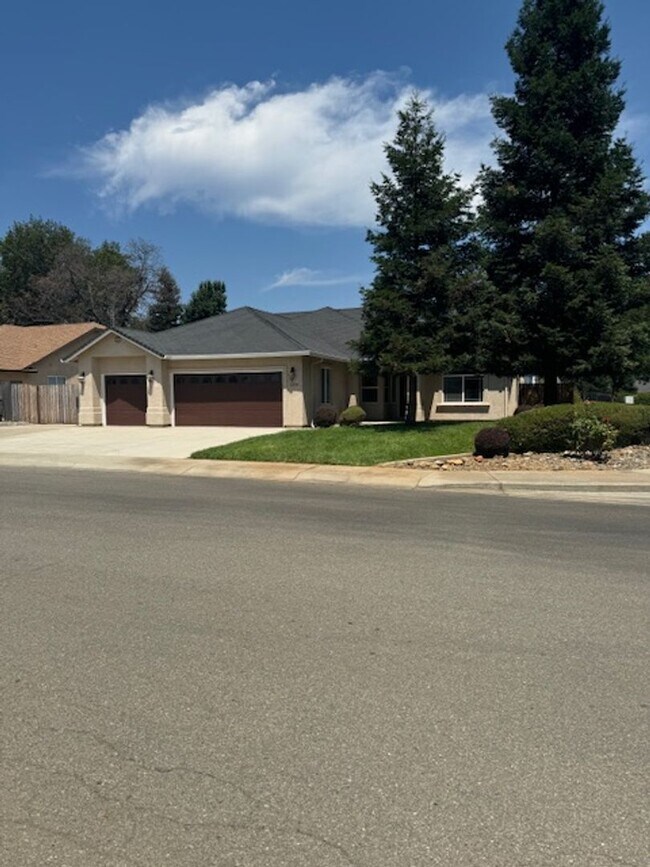 Foto del edificio - Enterprise Neighborhood 3 Bedroom Home with bonus room and 3 car garage- Landscaping Included!