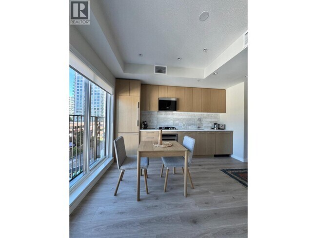 Photo du bâtiment - 110 17th Street E