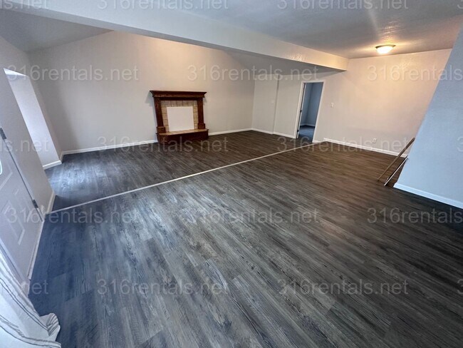 Foto del edificio - $1600 - 4 bed 2 bath - Single Family Home with a large fenced in backyard!