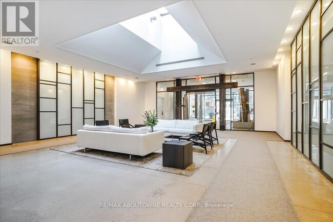 Building Photo - 1030 King St W