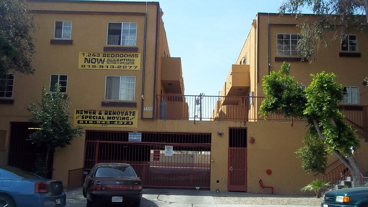 Delano Manor 14212 Delano St Van Nuys, CA Apartments for Rent in Van Nuys