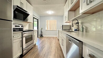 Building Photo - 566 SW 20th Ct