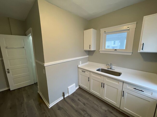 Building Photo - Lorain 1BR: First Floor & Fully Remodeled