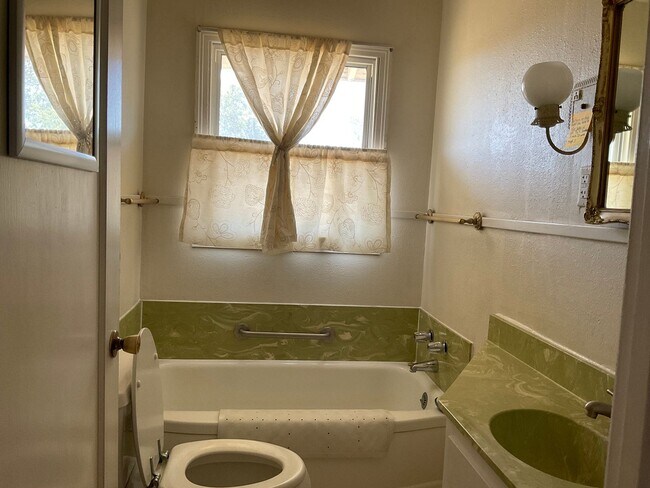 Building Photo - AMAZING 3 Bedroom 2 Bath Home COMING SOON ...