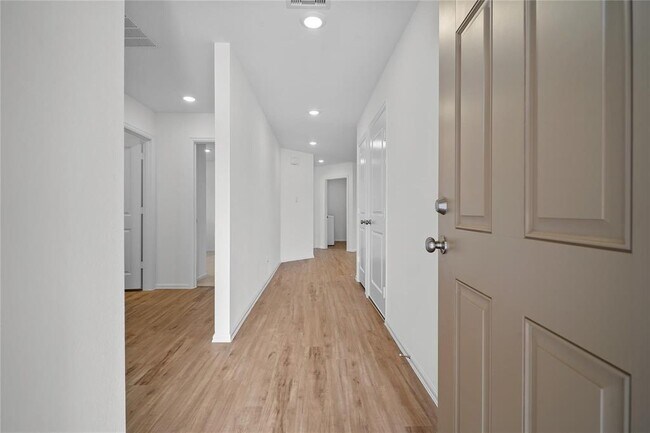 Foto del edificio - 5111 Sunvalley Bend Dr
