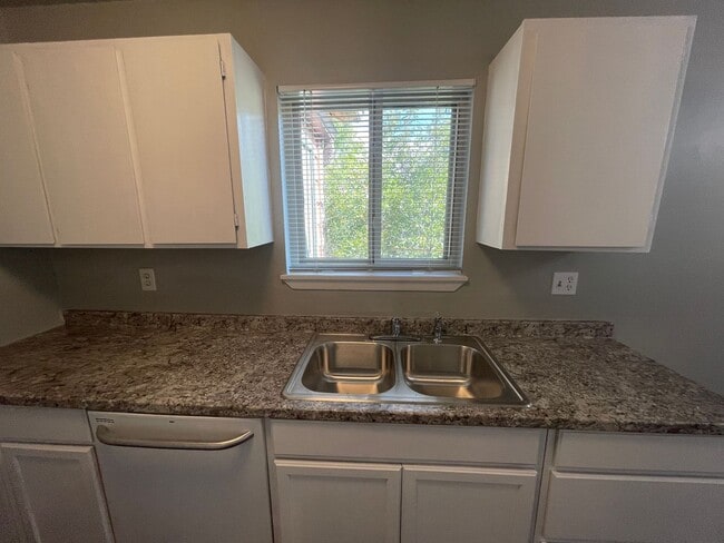 Building Photo - Super 1 Bedroom Condo in Perfect Condition!