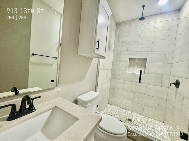 Building Photo - 913 N 13th St
