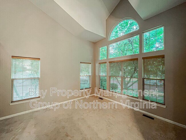 Foto del edificio - 43227 Chase St