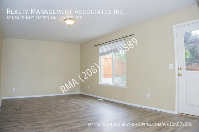 Foto del edificio - Updated and Spacious 3 Bedroom House locat...