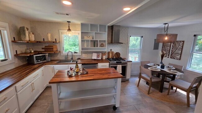 Building Photo - 2802 De Soto Dr