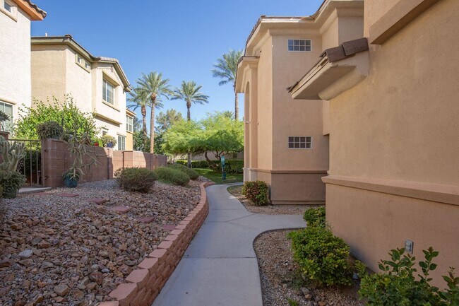 Foto del edificio - 3 Bedroom, 2 Bath Condo in Gated Community!