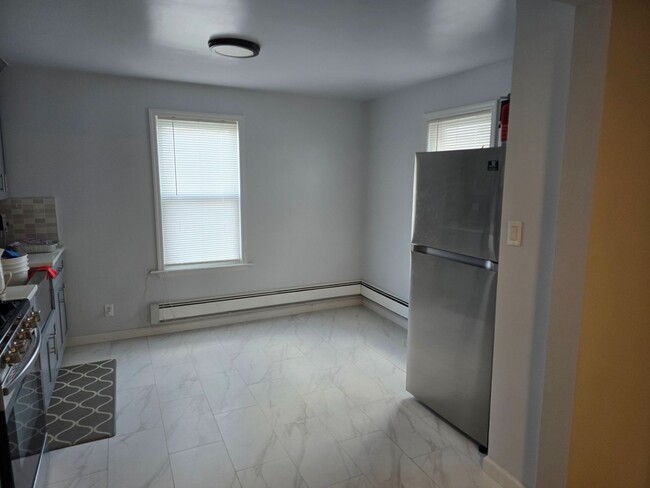 Building Photo - 3 Bedroom Apt | Newly Renovated | Convenie...