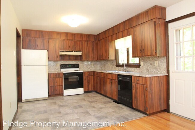 Building Photo - 3 br, 1.5 bath House - 25 Meeting House Hi...