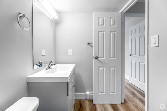 2BR, 1BA - 743SF - Bathroom - 112 Breckenridge Drive