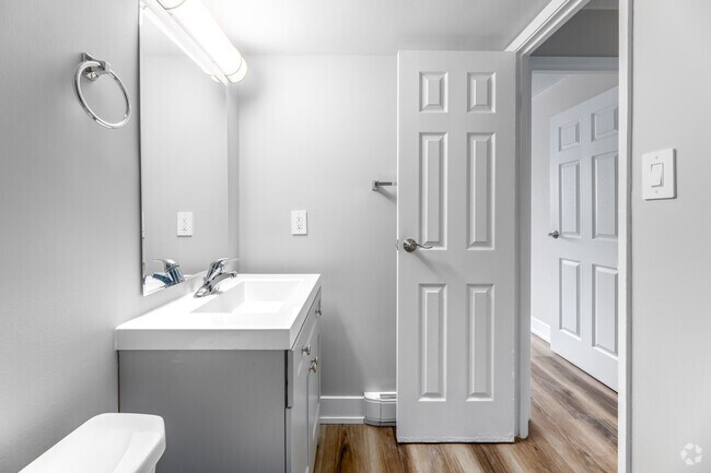 2 chambres, 1 salle de bain - 743 pi² - Salle de bain - Crestview Suites