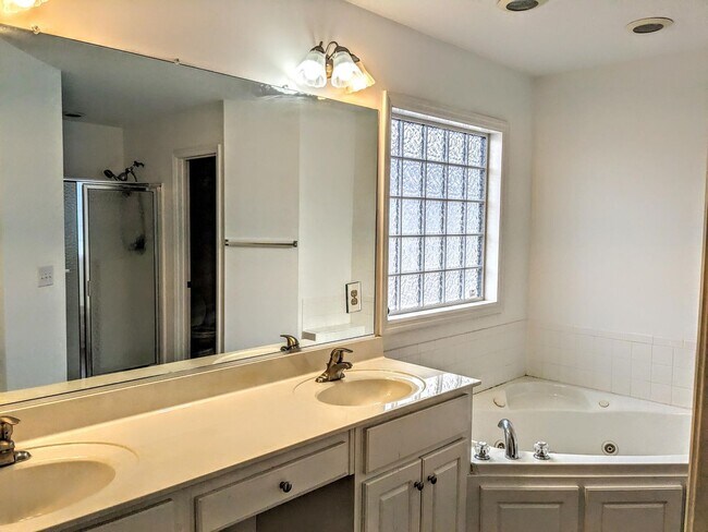 Building Photo - 508 Simoni Pl